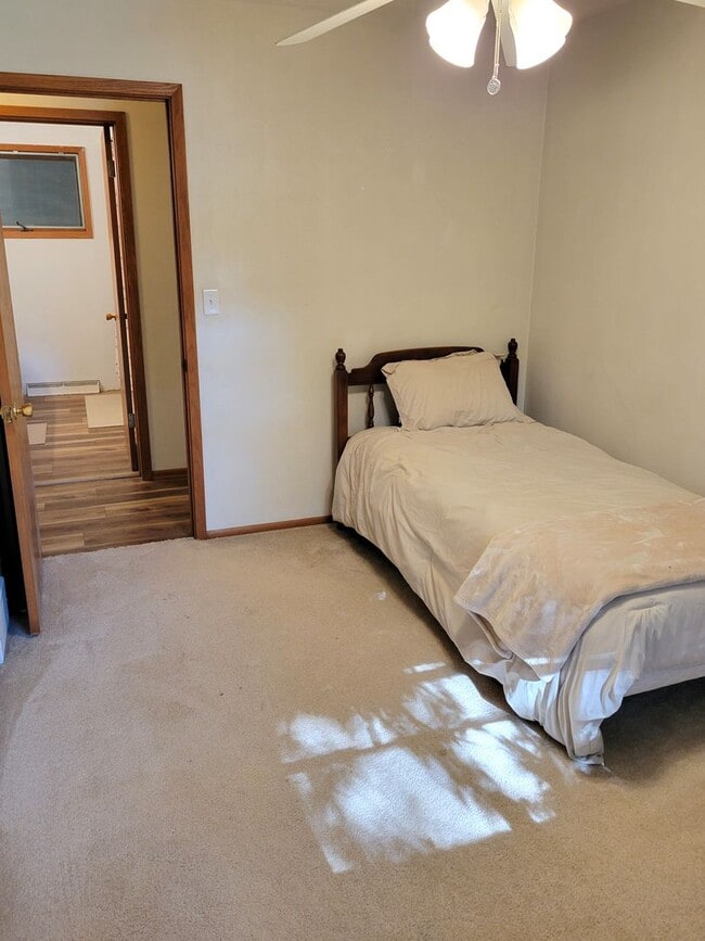 Building Photo - 3 Bedroom Unit