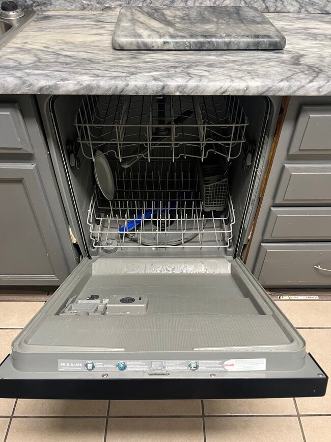 Building Photo - 3016 Hillsdale Ave