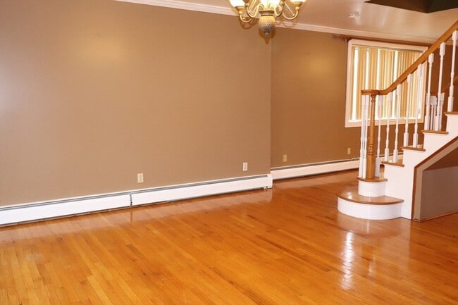 Building Photo - 484 Walnut St