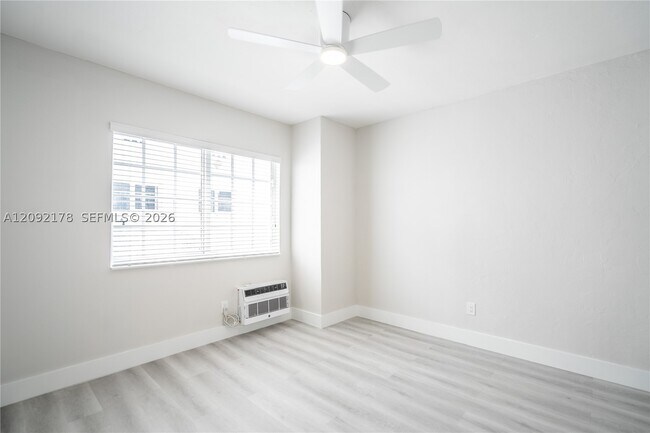 Building Photo - 2418 Flamingo Dr