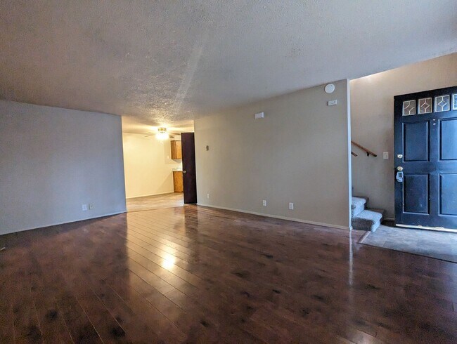 Building Photo - Great 2-Story, 2-Bedroom, 1.5-Bath Duplex In Springfield!