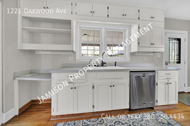 Building Photo - 1221 Oakwood Ave