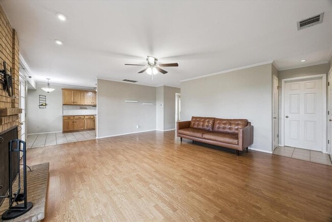 Building Photo - 1402 Doonesbury Dr