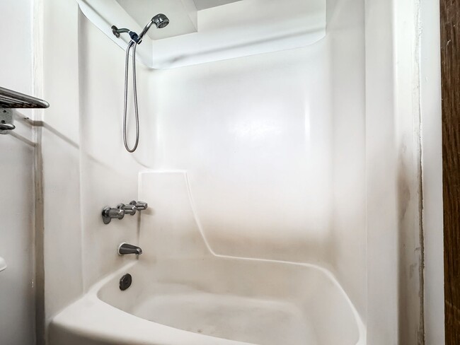 Building Photo - Salt Lake Condo with assigned parking and A/C