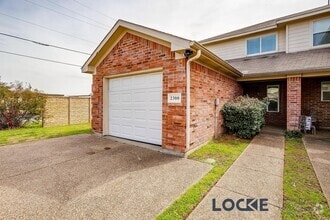 Building Photo - Cozy 2 bed, 1.5 Bath Townhome with Fenced ...