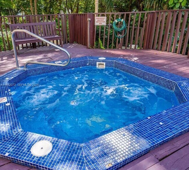 Building Photo - 1450 Brickell Bay Dr