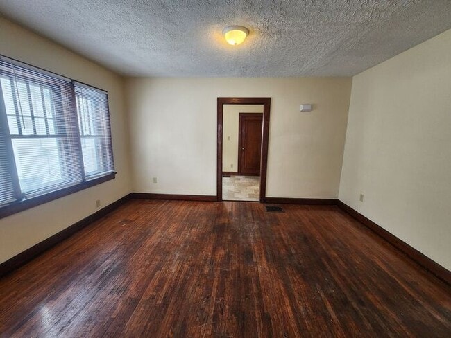 Building Photo - 2 Bedroom Home Near Union Hospital - Pets Welcome!