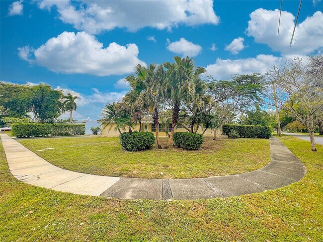 Building Photo - 192 SW 62nd Terrace