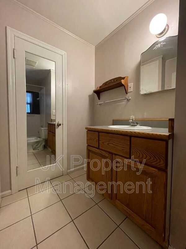 Building Photo - 208 9th St N