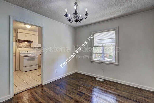 Building Photo - 2128 Knightsbridge Rd