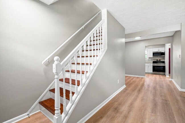 Building Photo - 3500 Warwick Dr