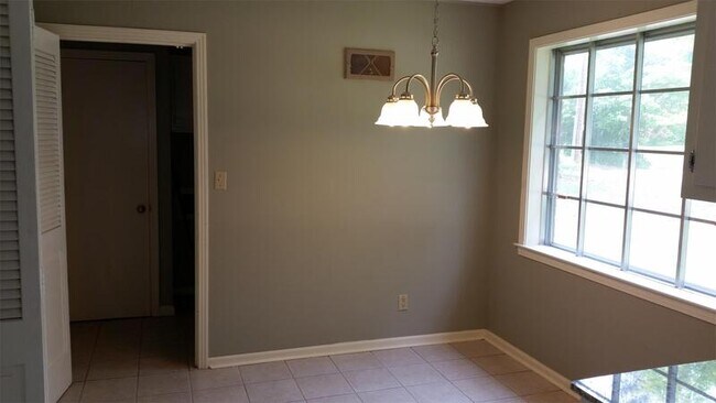 Building Photo - 41 W Viking Dr