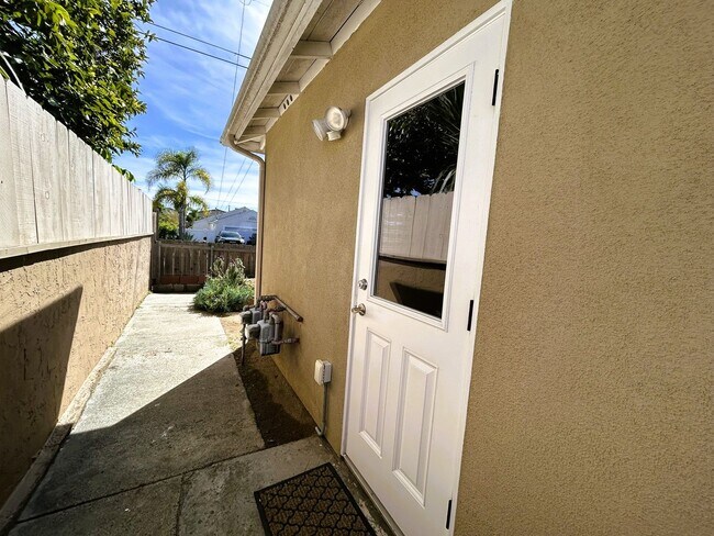 Building Photo - Stylish Remodel Near Beach & Downtown