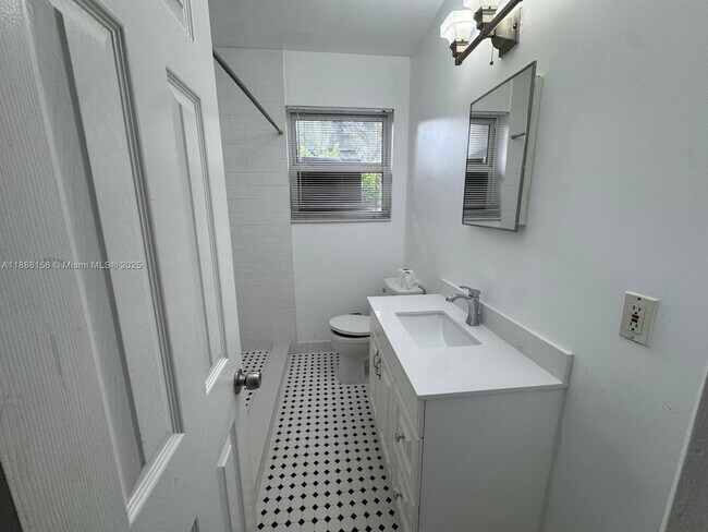 Building Photo - 630 NE 15th Ct