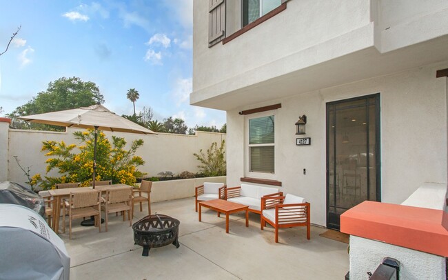 Building Photo - Large Corner-End Townhouse in Oceanside!