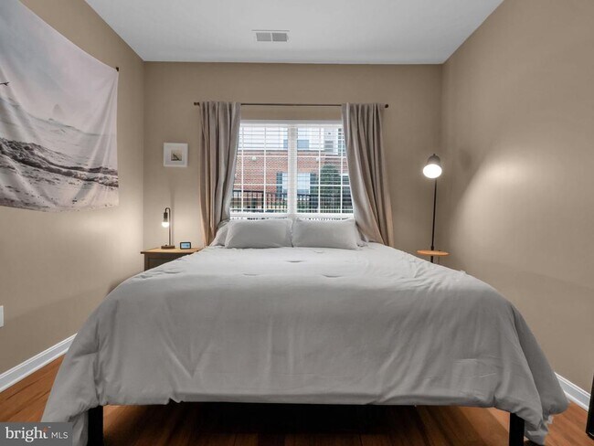 Building Photo - 4852 Eisenhower Ave