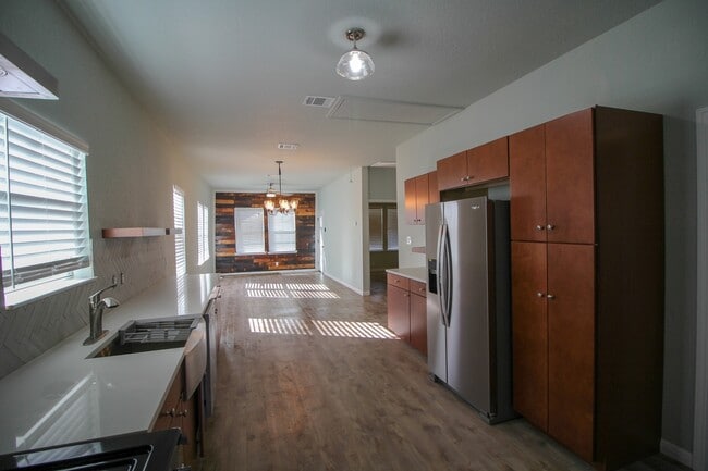 Building Photo - Downtown 3 bedroom 2 bath gorgeous remodel