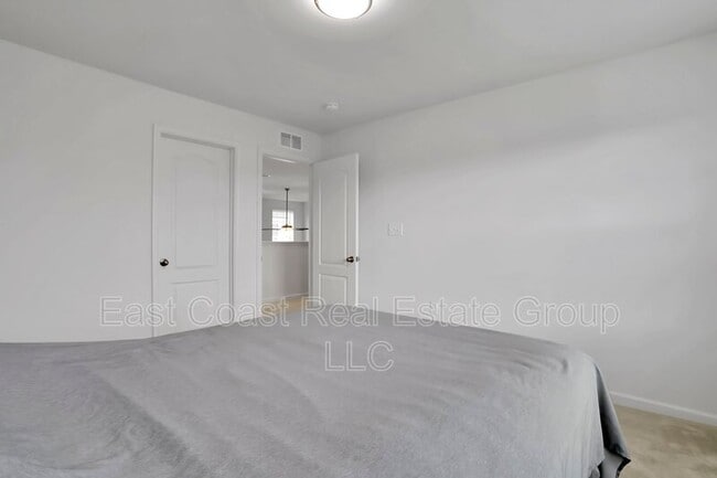 Building Photo - 204 Station Terrace W