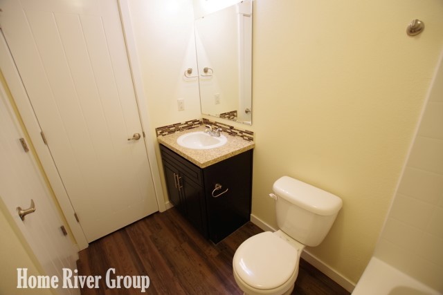 Building Photo - Beautiful 3 bed Townhome! Move In Ready!