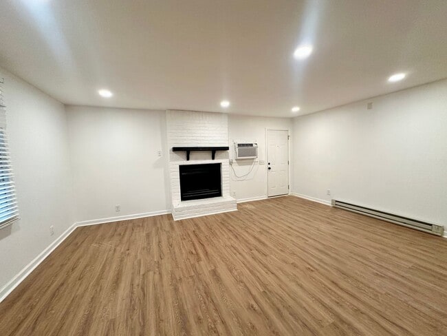 Building Photo - Location is Everything! Great West Side 2 bdmr/1 bth Available Now!