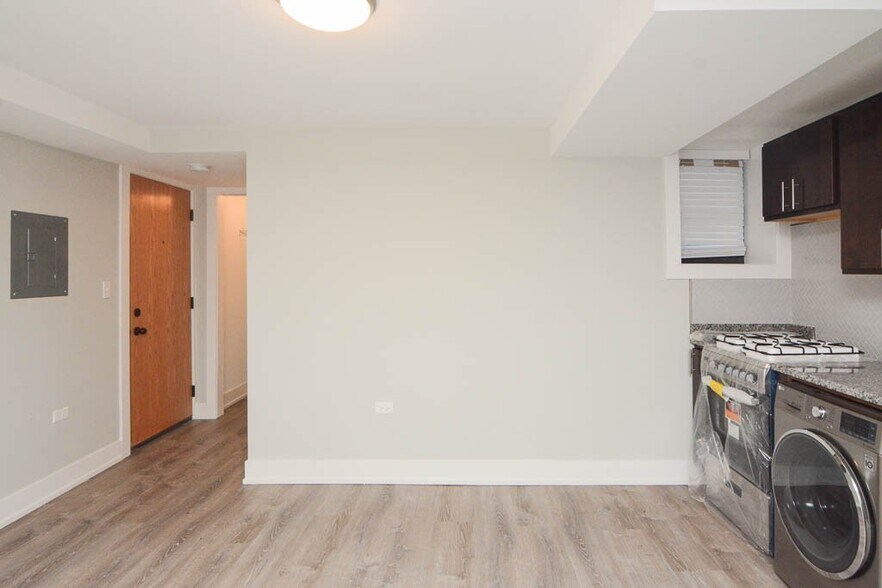 Building Photo - 438 W Belden Ave