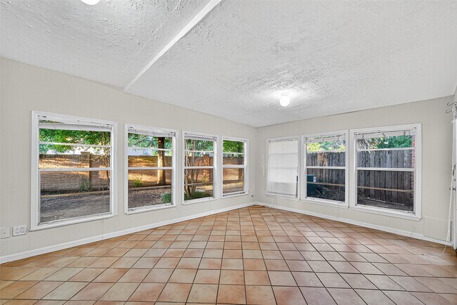 Building Photo - 812 Fleetwood Pl Dr