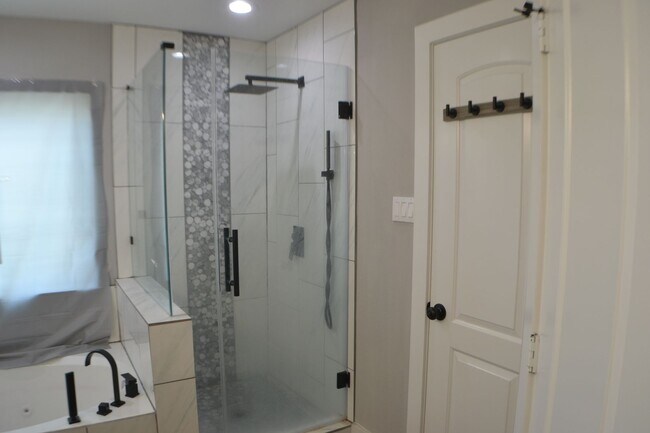 Building Photo - House for rent in Houston