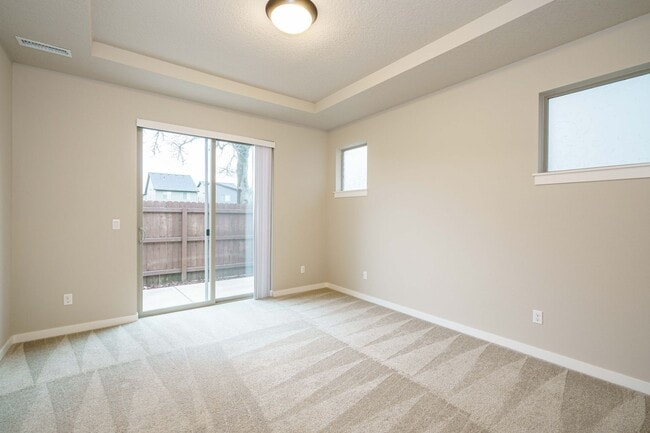 Building Photo - MASTER ON THE MAIN - 3 bedroom 2.5 bath - ...