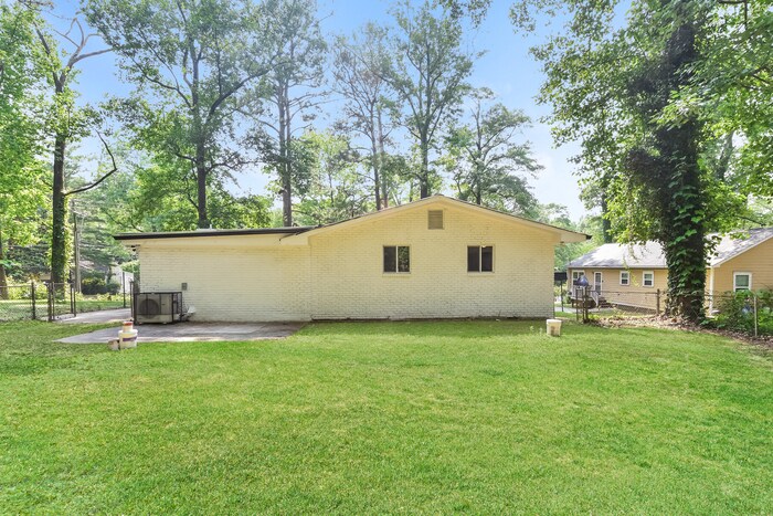 Building Photo - 2362 Macon Dr SW