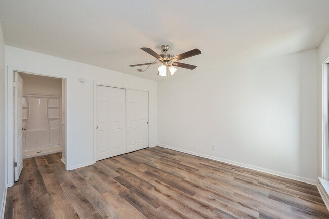Building Photo - Spacious townhouse with large 2nd floor covered patio!