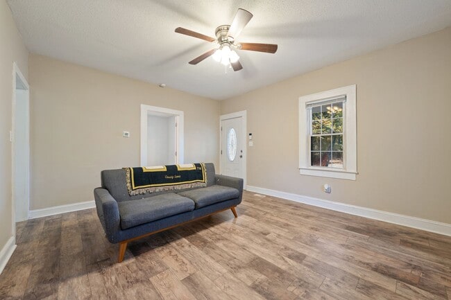 Building Photo - Lovely 3 bedroom bungalow close to downtown Durham!