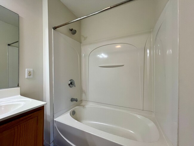 Building Photo - 3-Bed, 3-Full Bath, End Unit, 1-Car Garage!