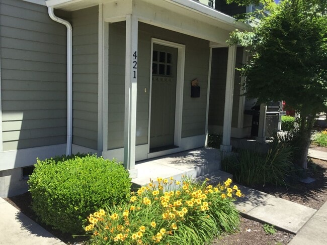 Building Photo - 5 Bedroom Duplex in University Area