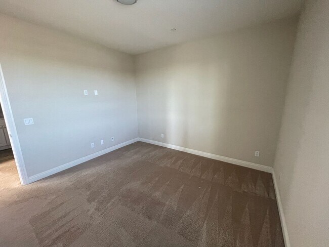 Building Photo - Stunning 4 bedroom home in Vista-With Solar!