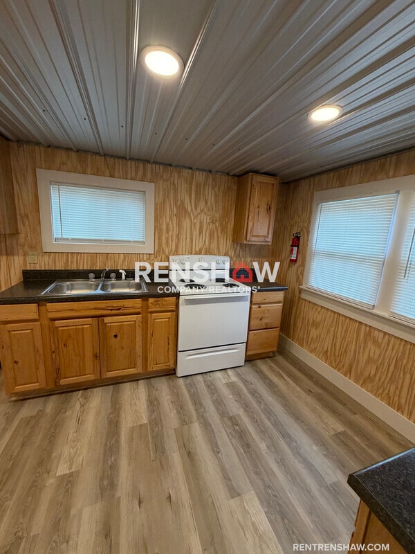 Building Photo - 123 Barham St