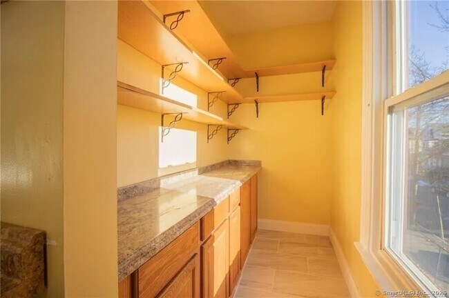 Building Photo - 565 Orchard St