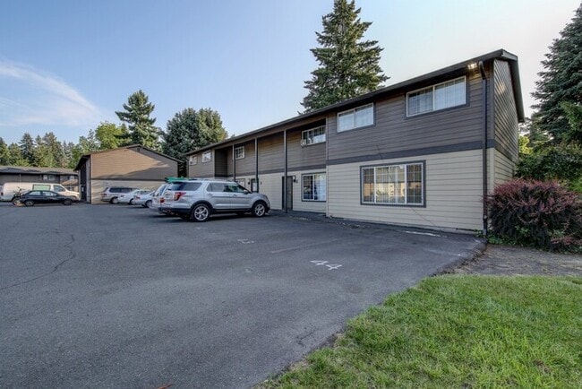 Building Photo - Spacious 3 bedroom 1.5 bath townhome Hillsboro!