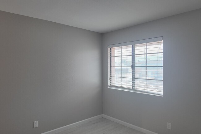 Building Photo - Modern Comfort with Pool & Spa in The Lakes – Solar Equipped Home