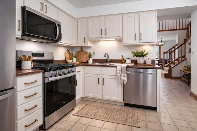 Building Photo - 107 E Winchester Rd