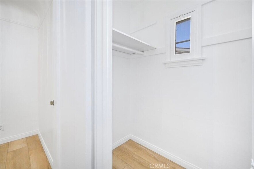 Building Photo - 974 W 13th St