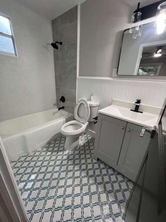 Building Photo - 932 31st St