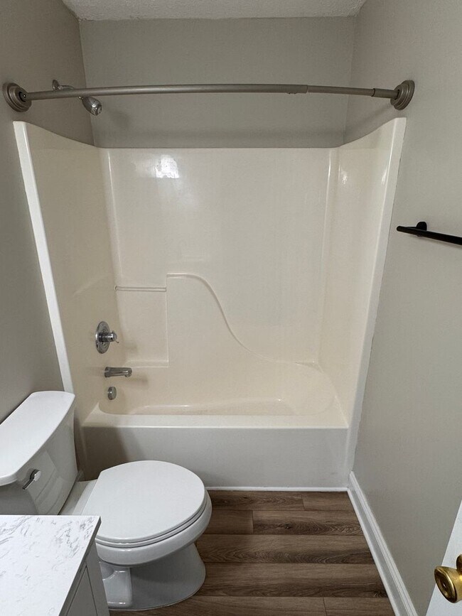 Building Photo - 3 Bedroom || 2 Full Bathroom & 2 Half Bathroom Townhome