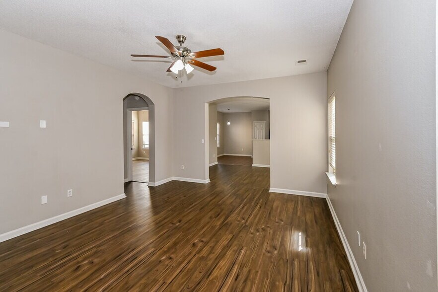 Building Photo - 9915 White Poplar Dr