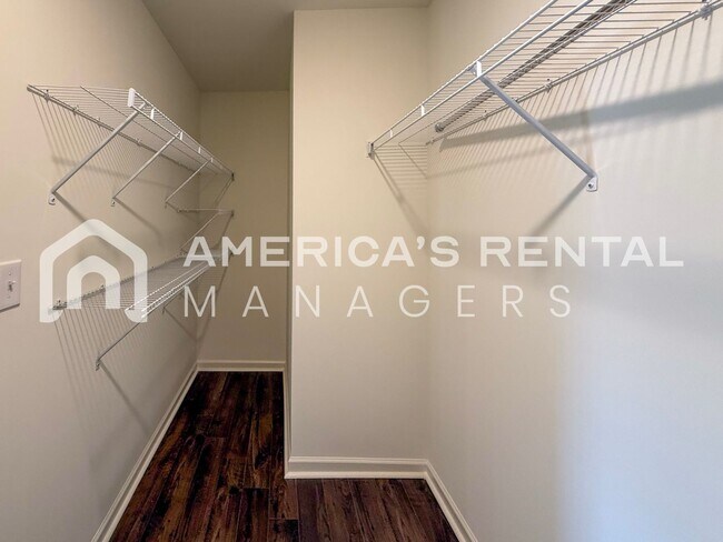 Building Photo - Move-in Special! Beautiful 5 Bed, 2 Bath h...