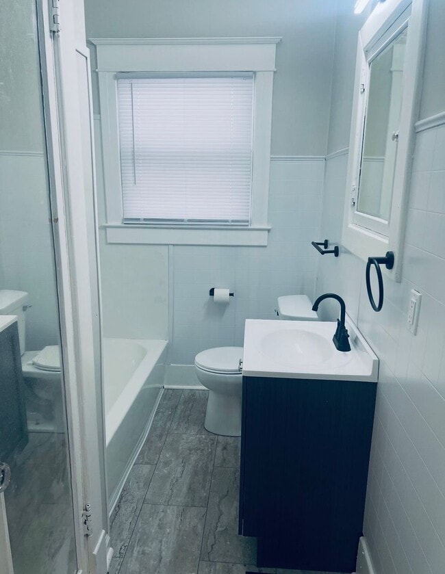 Building Photo - Beautifully renovated 3 bedroom house!