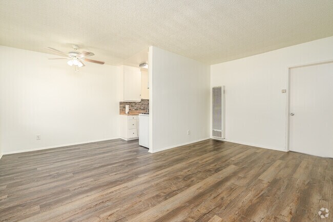 1BR, 1BA - 650SF - Living Room - 128 W Maple St