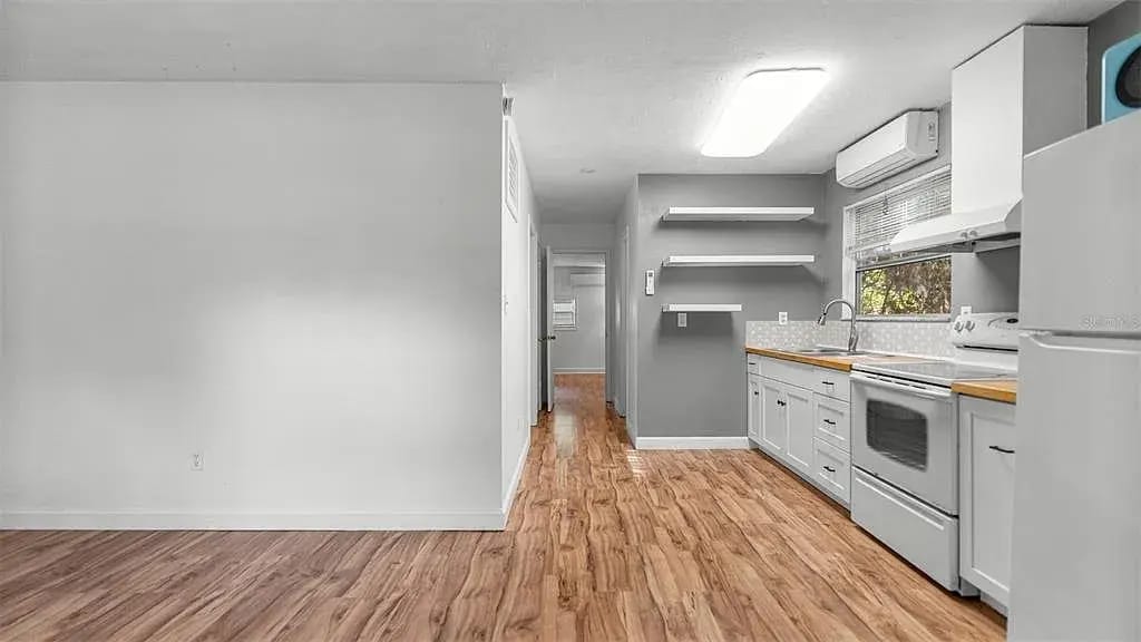 Kitchen looking to the back of the house - 904 NW 14th Ave