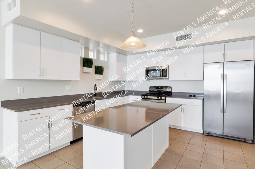 Building Photo - 872 E Park Modern Dr