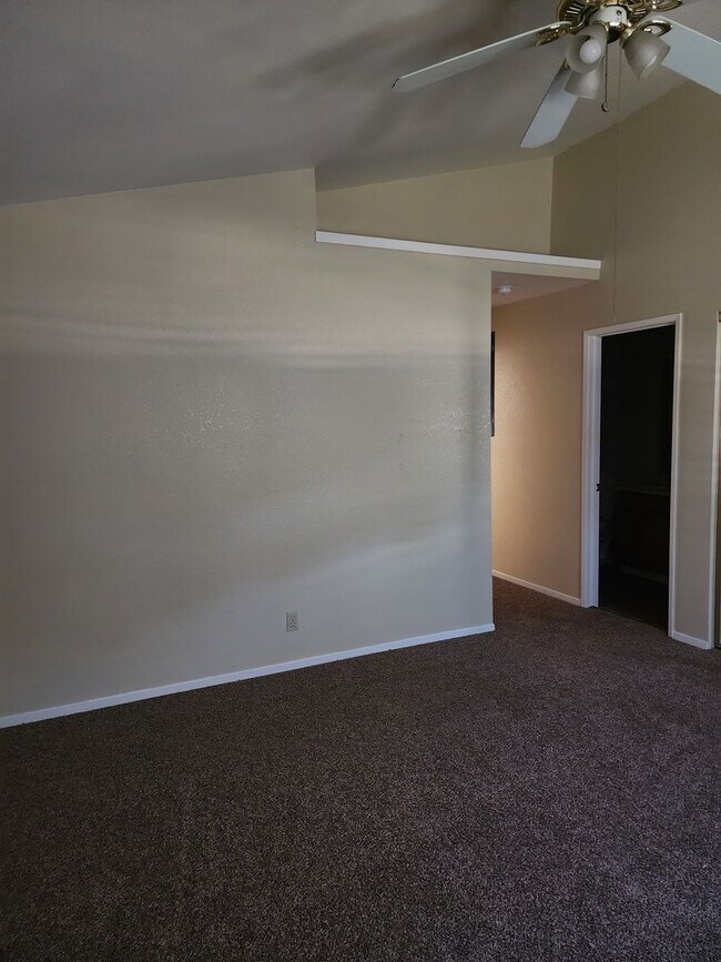 Building Photo - 3 Bedroom 2 Bath in HOA Community with Com...