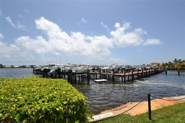 Building Photo - 160 Yacht Club Way